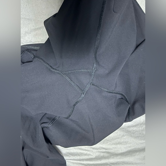 ⭐️Like New⭐️ Lululemon: Women’s Crops- Size 10 - Picture 10 of 11